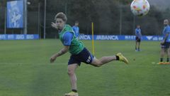 Mario Soriano remata en un entrenamiento