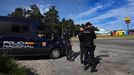 Policías nacionales custodiando la entrada de Ribeira por A Conlleira, la zona donde reside una de las familias implicadas en la pelea