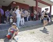 Los padres plantearon sus quejas a responsables locales. 