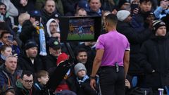 Farai Hallam revisa una acci�n en el VAR durante un partido entre el City y los Wolves. 