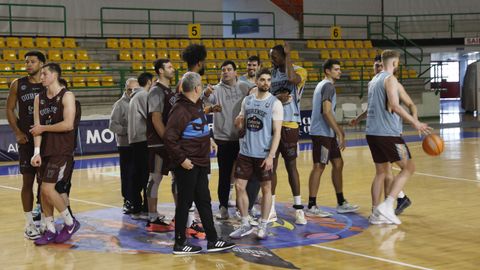 Tcnicos y jugadores cambian impresiones durante el ltimo entrenamiento cobista