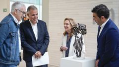 Javier del Valle-Incl�n, neto do escritor; Rafa Dom�nguez, vicepresidente da Deputaci�n; �ngeles Tilve, directora do Museo de Pontevedra, e Luis L�pez, presidente da Deputaci�n, conversan arredor dunha efixie do creador do esperpento firmada por Jos� Luis Penado que se conserva no museo.