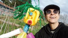 La actriz M�nica Garc�a junto a la �espantalla� que cre� a partir de botes de pl�stico para su huerto de la Alm�ciga y que fue el germen de un proyecto creativo que ocupa su tiempo libre. Lo que empez� como un pasatiempo acab� siendo una marca de artesan�a y esta primavera comenz� a vender sus piezas, fabricadas todas con el pl�stico que acumula ella misma, as� como sus amigos, familia y bares de confianza.