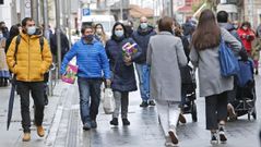 Compras navide�as en una calle comercial de Pontevedra