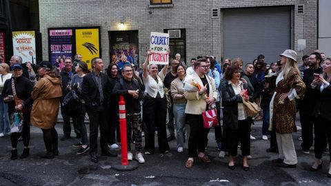 P�blico en el exterior del teatro