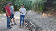 El teniente de alcalde, Jos� Portela (a la izquierda) visit� las obras con los concejales Alexandre Varela y Manuel Di�guez