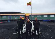 Los tres militares de la Brilat, ante la base espa�ola en la Ant�rtida.