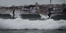 <span lang= es-es >Regresan las olas a la costa</span>. Una semana despu�s del impresionante temporal de mar que tuvo lugar en Galicia, con ondas de 12 metros, ayer regresaron las olas, aunque de menos altura; en la foto, unos surfistas en la playa de Bastiagueiro.