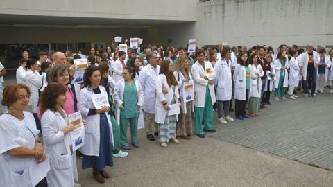 Concentraci�n de m�dicos en la entrada del HULA en octubre.