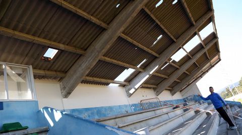 Mal estado de las instalaciones del campo de f�tbol y pistas de atletismo de A Alta en Pobra