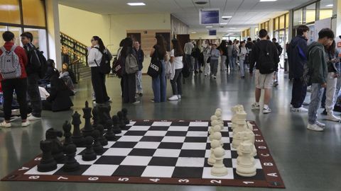 Estudiantes, en el segundo d&iacute;a de los ex&aacute;menes de la PAU del 2025, en la Facultade de Econ&oacute;micas de Santiago.