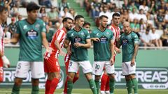 Acci�n a bal�n parado en el duelo entre el Racing y el Sporting.