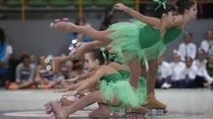 Las participantes de una edición anterior del Trofeo Vila do Carballiño durante su actuación.