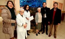 <span lang= es-es >Un cheque para Divina Pastora</span>. Jos� Luis P�rez, en nombre de la Diputaci�n, entreg� un cheque de 5.100 euros a la residencia Divina Pastora; lo hizo acompa�ado de Tom�s Fole y Elena Su�rez.