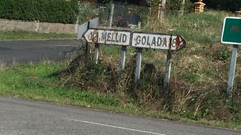 Sinais de tr�fico con top�nimos oxidados polo paso do tempo.