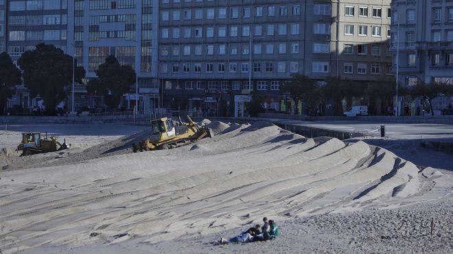 Trabajos para levantar la duna de Riazor