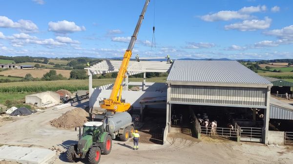 Ampliaci�n de una granja en Mazaricos, partida en la que el sector ha invertido 20 millones.