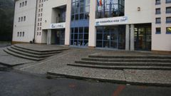 Las escaleras de acceso al CEIP de Covas presentan numerosas grietas y desniveles que han provocado ca�das