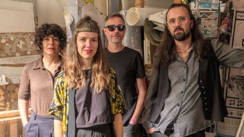 Su Garrido Pombo en primer plano, y su grupo para su nuevo proyecto musical  Traspielas . Son Macarena Montesinos (cello), Iago Ramilo (saxo), Marco Maril (electr�nica) y Fran Rodriguez Casal (visuales).