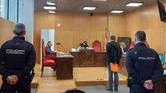 Dos polic�as custodiaron al acusado durante el juicio celebrado este jueves en Ourense