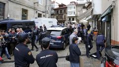Un informe que aplaude el cierre. El mercado de A Pedra sigue clausurado desde el pasado 15 de octubre, cuando se detuvo a once personas en la operaci�n policial de la imagen superior. El informe del departamento de Comercio de la Oficina Ejecutiva de Obama recoge los principales focos de falsificaci�n del mundo y da cuenta de bajas como la de Vigo. 