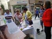 El colectivo contra el c�ncer reparti� folletos en la ciudad. 