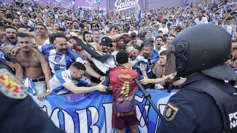 Lucas Noubi se acerca a celebrar con la grada