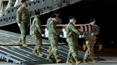 Soldados estadounidenses portan los restos de uno de los militares estadounidenses muertos en Ir&aacute;n.