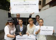 Afectados, con sombreros y lupas de detectives, muestran falsos diplomas como protesta. 