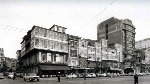 Conjunto de edificios del Cant�n Grande en el a�o 1967, con el Cine Avenida al fondo, inaugurado en 1941.