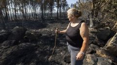Una vecina, sobre el terreno quemado en Laxe, este domingo por la tarde 