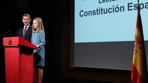 El rey Felipe junto a Leonor, en la lectura de la Constitucin de la princesa