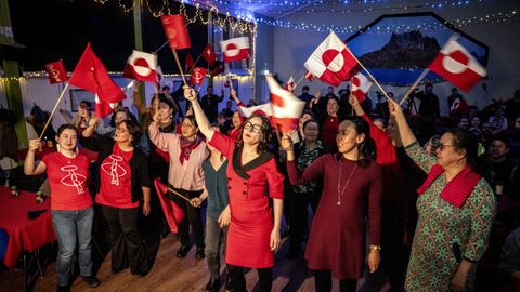 Seguidores del partido Inuit Ataqatigiit, durante el escrutinio