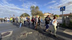 Medio cento de laracheses participaron o domingo na primeira das rutas do programa municipal Andainas de outono. Desta banda, cami�aron pola Senda do R�o Sisalde, en Arteixo, se ben a pr�xima cita ser� un percorrido de Traba a Laxe