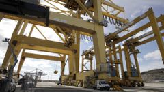 Vista de las gr�as de Caneli�as para operar con contenedores 