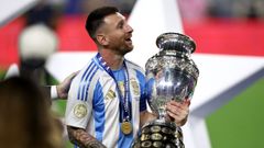 Messi celebrando con el trofeo tras ganar la Copa Amrica 2024