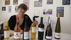 Nuria Quintela, jefa de sala en O Afiador, se form en los ltimos aos como sumiller internacional, algo que muestra en el comedor con hasta 280 variedades de vinos, de muchos pases. Aqu ya gustan mucho los de Argentina, Chile o Marruecos, aclara ilusionada