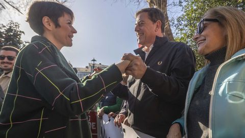 manifa.La candidata del BNG, Ana Pontn, saludando al cabeza de lista del PSdeG, Jos Ramn Gmez Besteiro, que iba acompaado de Carmela Silva