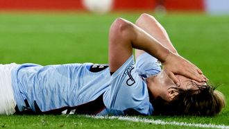 El futbolista del Celta Fer L�pez, tendido sobre el c�sped tras la derrota ante el Friburgo.