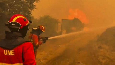 Captura de un video facilitado por la UME, de los efectivos que luchan contra el fuego en Navaluenga (�vila)