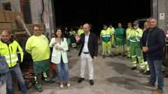 La flamante alcaldesa, acompañada de varios miembros del nuevo gobierno, acudió a las ocho de la mañana a la nave de Obras para saludar a los trabajadores y conocer las principales necesidades del servicio.
