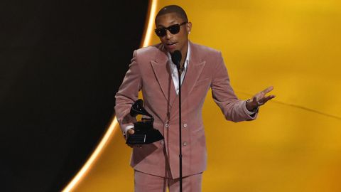 Pharrell Willliams luci� un traje rosa empolvado de terciopelo rosa de Louis Vuitton