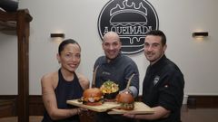 Arantxa Jim�nez, Jorge V�zquez (centro) y Sergio Garc�a, con las hamburguesas de autor de A Queimada que ahora ya se pueden disfrutar en O Pozo de O Temple