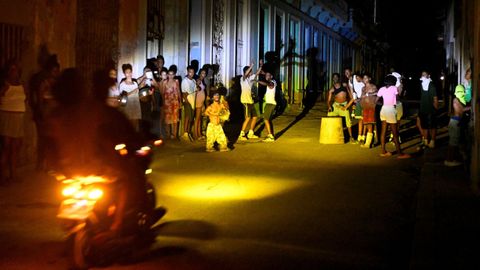 Residentes en La Habana se congregan en la calle durante el apag�n que dej� la isla sin suministro el�ctrico