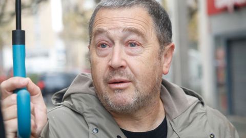 Tino, profesor del CPI As Mirandas, en la �marcha f�nebre� por la educaci�n p�blica en Ferrol.