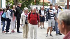 Cruceristas ayer en el centro de Ferrol 