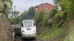 Alvia saliendo de Lugo por el barrio de Castelo
