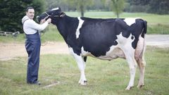 �scar Castro, de SAT A Verede, posa con Mir Roxo, la vaca ganadora en Moexmu