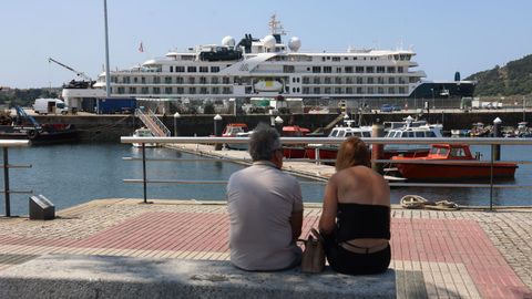 Salida del crucero del muelle de Ferrol