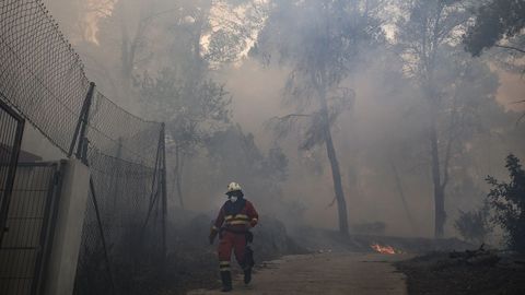 Un bombero en una de las zonas de Montitxelvo, en Valencia, afectada por el incendio